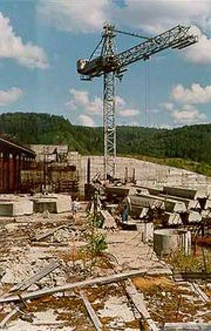 Подъемный кран раздавил рабочего