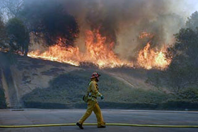 Огонь распространился на десятки километров в окрестностях Афин