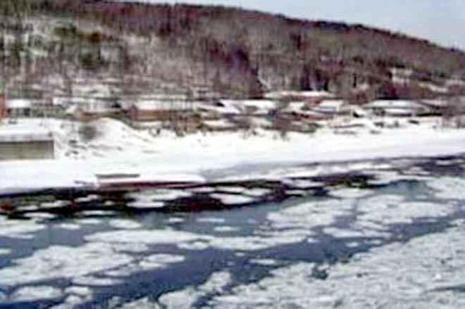 Автомашина с рыбаками провалилась под лед в Казахстане