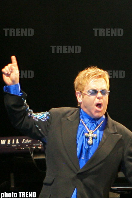 Элтон Джон попал в больницу