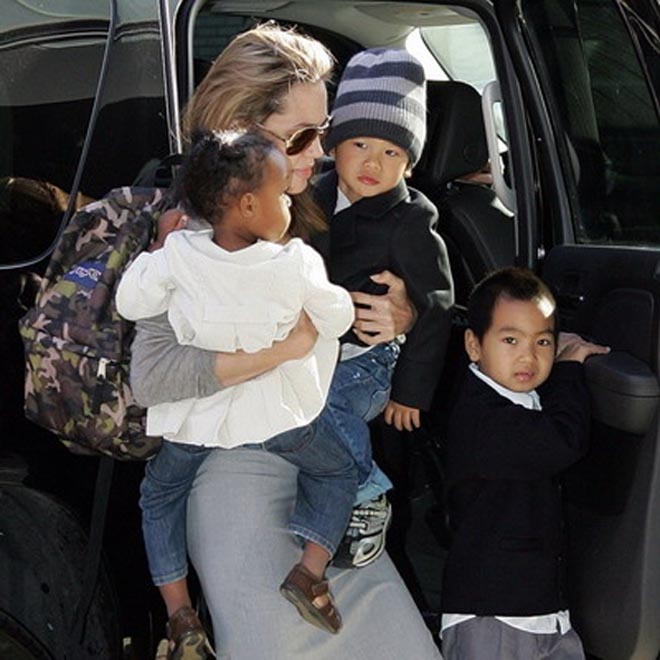 Родителей просят не брать автографы у Джолипиттов