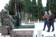 Министр культуры Таджикистана Асрори Мирзошохру возложил венок к могиле Гейдара Алиева