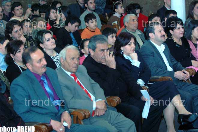 В Баку учащиеся музыкальной школы дали праздничный концерт (фотосессия)