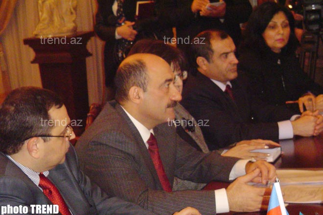 Серия путеводителей "Вокруг света" пополнится Азербайджаном