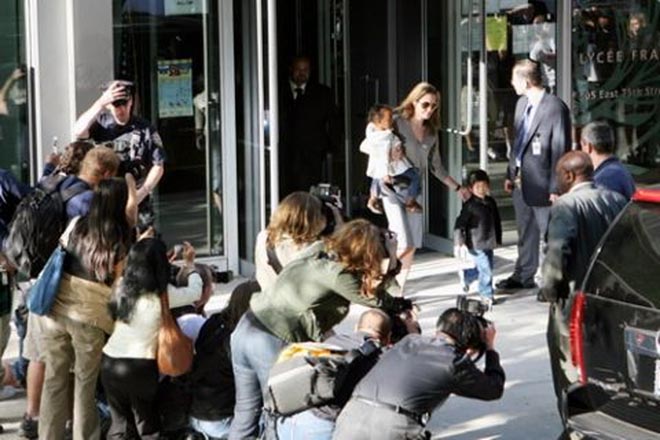 Родителей просят не брать автографы у Джолипиттов