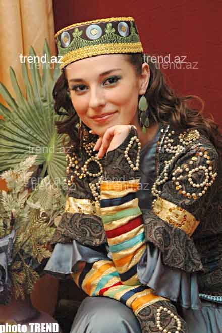 Трое телеведущих "бросили вызов" народной артистке Айгюн Кязимовой (фотосессия)