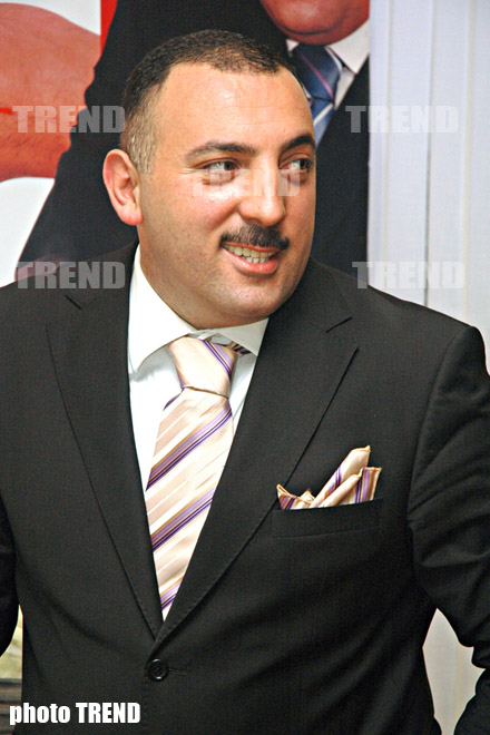 О том, как азербайджанский КВН-щик помогает художнику