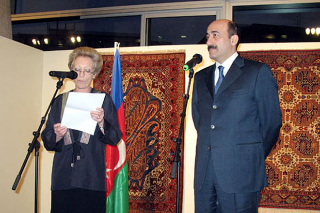 В Париже прошел симпозиум "Азербайджанское ковроткаческое искусство"