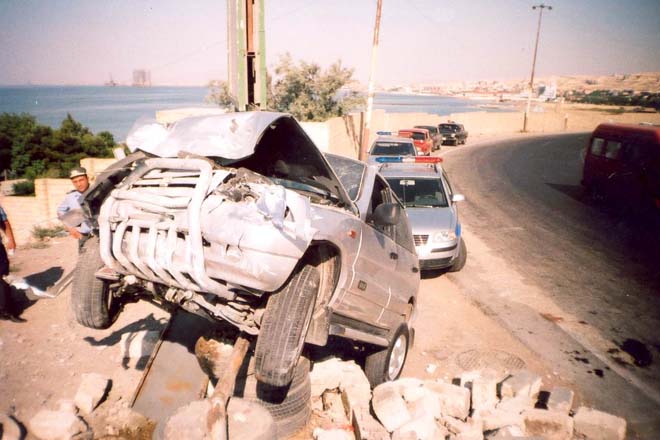 Два автомобиля упали в Яузу в Москве