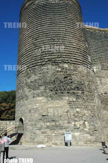 В Азербайджане с Девичьей башни выбросился мужчина