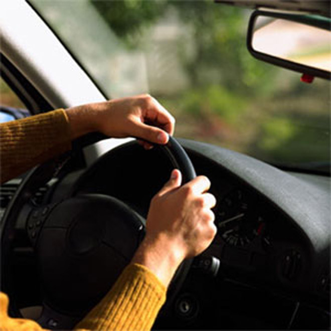 Во Франции водитель попытался протаранить группу военных