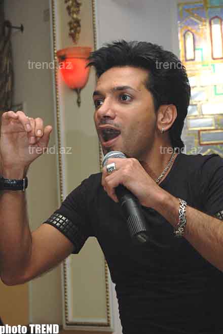 Микрофон и Фаиг Агаев неотделимы друг от  друга! (фотосессия)