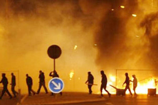 По меньшей мере десять человек погибли при пожаре в ночном клубе в Индонезии