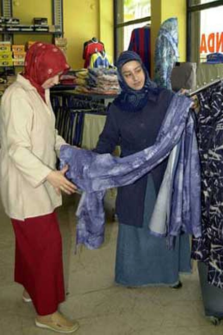 В некоторых школах Ташкента снова запрещают носить хиджабы