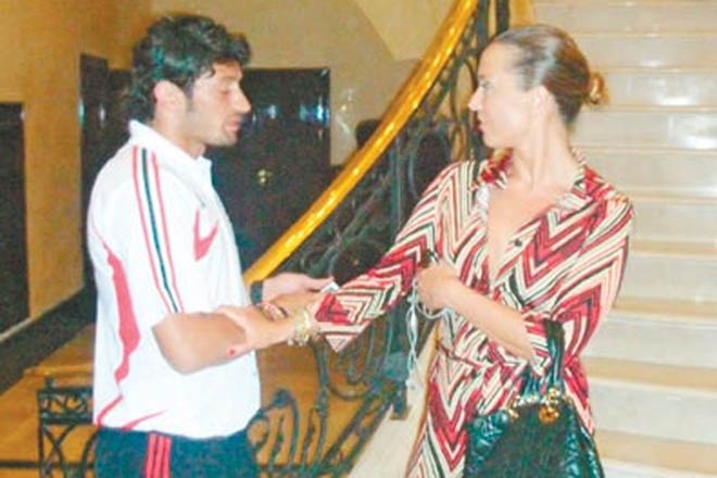 Дәретханада кеуделі қызды сиқыған