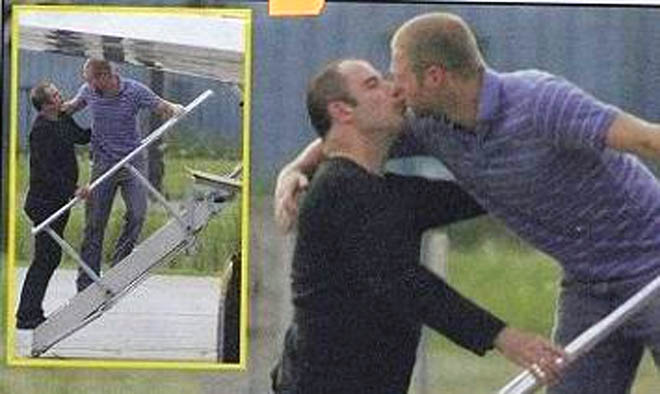 Джон Траволта - гей