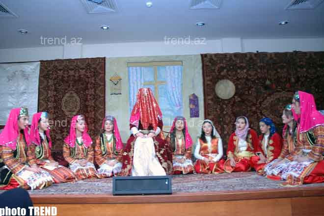 Заслуженная артистка Азербайджана Тунзаля Алиева - обряд нанесения хны (фотосессия)