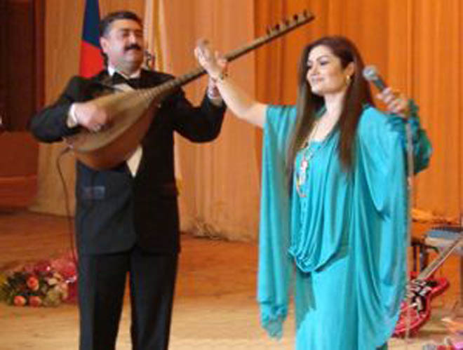 Певицу Кенуль Керимову потянуло на молодых