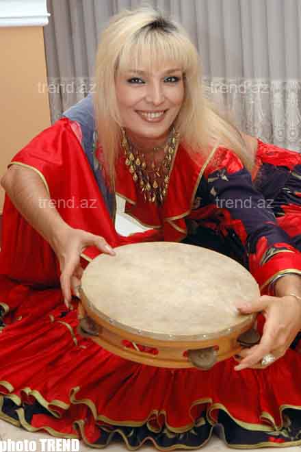 Азербайджанская танцовщица Марьям Сулейманова с бубном в руках летает в облаках (фотосессия)