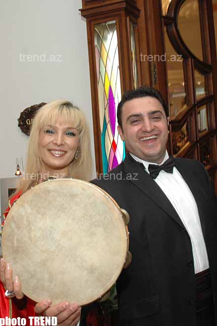 Азербайджанская танцовщица Марьям Сулейманова с бубном в руках летает в облаках (фотосессия)