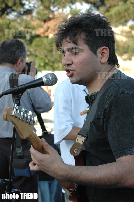 Азербайджанский рокер Милан спел оду интернету