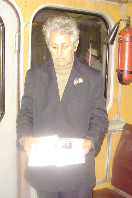 Примета времени - поэт с протянутой рукой