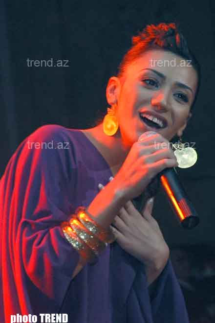 Поклонник певицы Ройи подрался из-за нее со своими друзьями