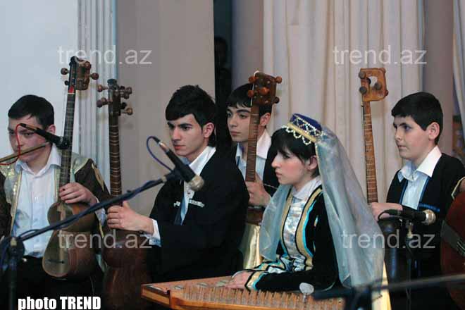 В Баку учащиеся музыкальной школы дали праздничный концерт (фотосессия)
