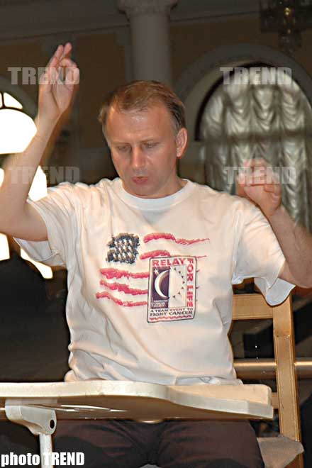 В Азербайджанском Камерном оркестре одна проблема - слишком много красивых девушек - дирижер Владимир Рунчак