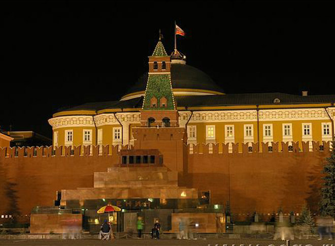 Милиция выясняет, почему памятник Ленину в питерском пригороде остался без головы