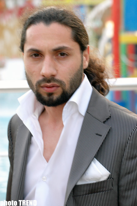 Азербайджанский певец Элариз изобразит любовный роман со своей протеже перед камерой