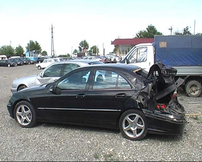 Иномарка врезалась в опору рекламного щита в Томске - 3 человека погибли