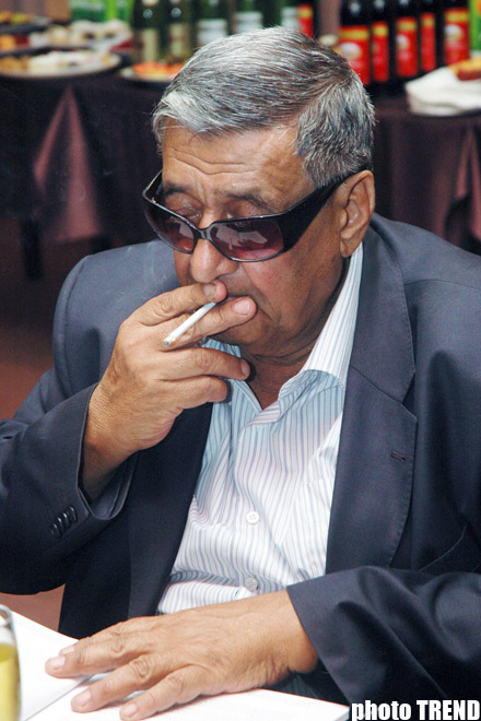 Кошмар или спасение? Заядлые курильщики - деятели культуры Азербайджана о запрете курения в общественных местах (фотосессия)