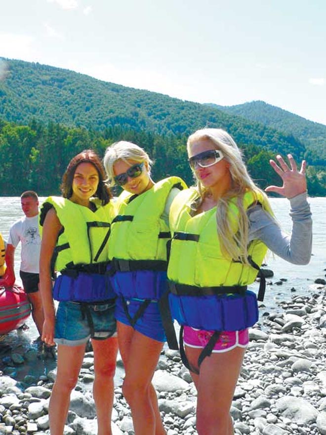 Солистки группы "Блестящие" едва не разбились