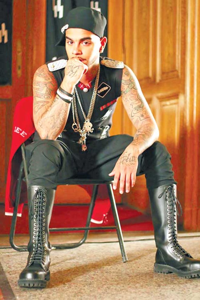 У Тимати страсть к штанам