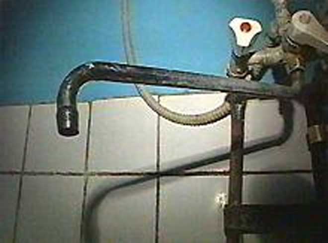 В Баку строительство моста оставило тысячи людей без воды