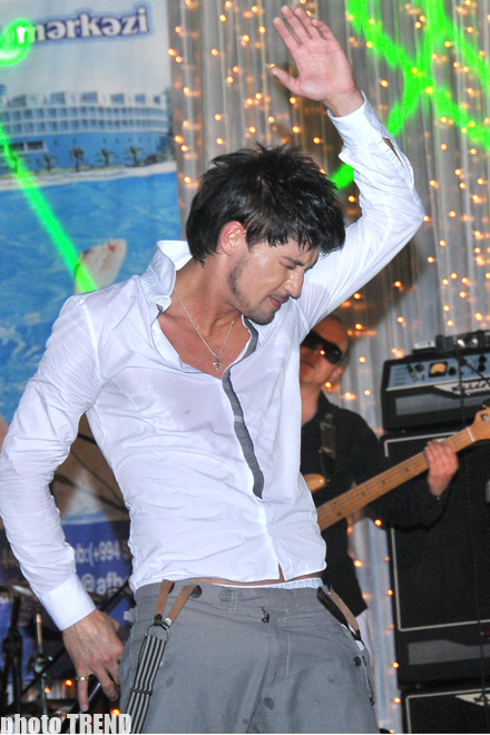 Бакинские папарацци поймали победителя Евровидения-2008 Диму Билана полуголым (фотосессия+видео)