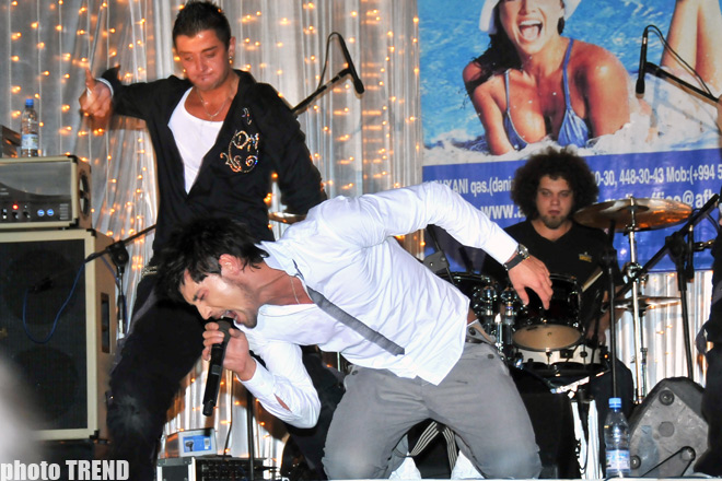 Бакинские папарацци поймали победителя Евровидения-2008 Диму Билана полуголым (фотосессия+видео)