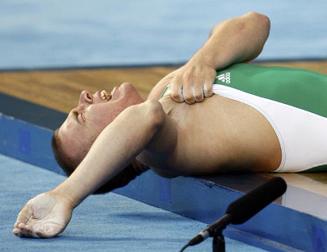 На Пекинской олимпиаде штанга упала на атлета