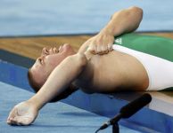 На Пекинской олимпиаде штанга упала на атлета