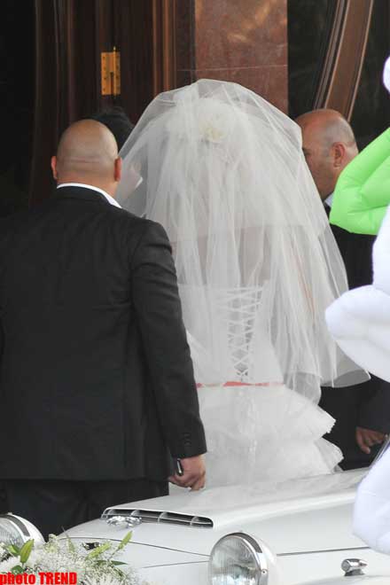 Азербайджанская певица Ройя Айхан на своей свадьбе представителей прессы оставила за дверью (видео)