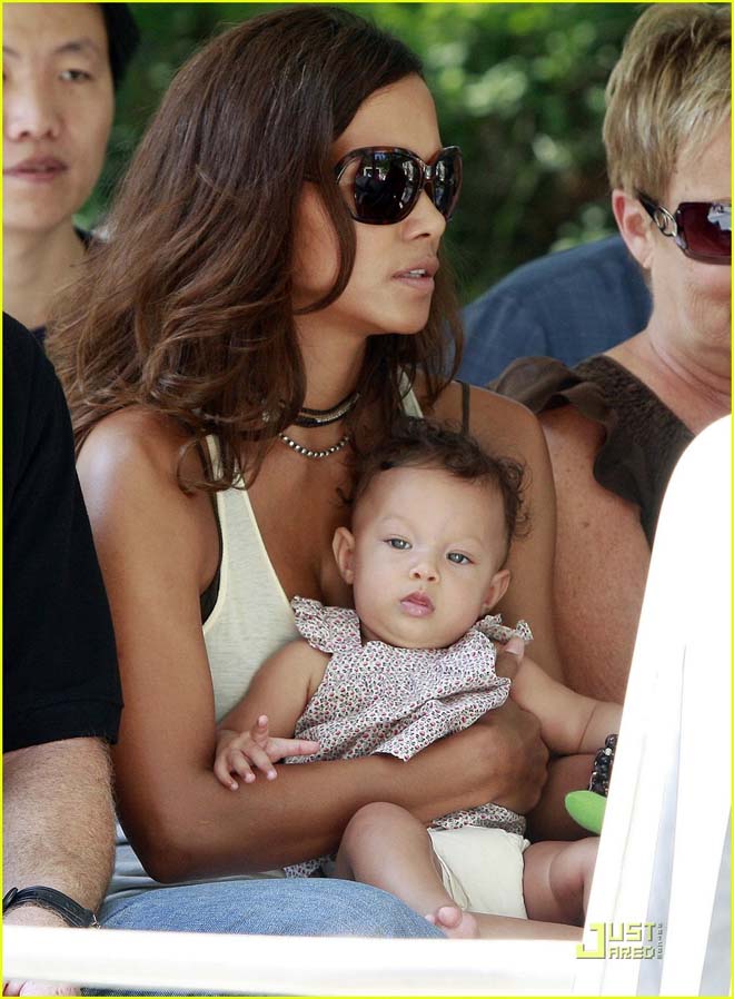 Первая прогулка дочери Холли Берри по зоопарку