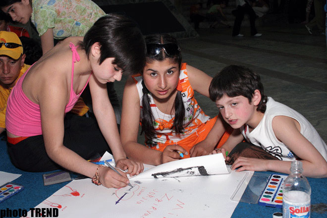 Воспитанники детских домов Азербайджана сядут в депутатское кресло (фотосессия)