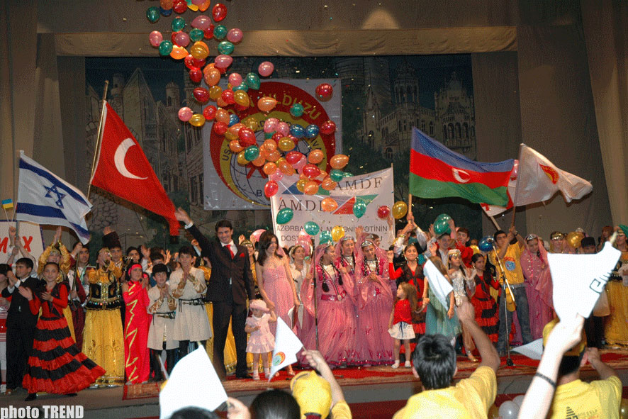 Воспитанники детских домов Азербайджана сядут в депутатское кресло (фотосессия)