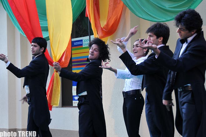 Двойной удар в день азербайджанского национального театра (фотосессия)