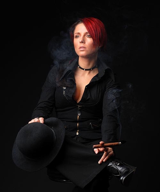 Я жутко упряма и своенравна, слишком прямолинейна, непредсказуема в поступках - российская рок-певица ZажиGалка (фотосессия)