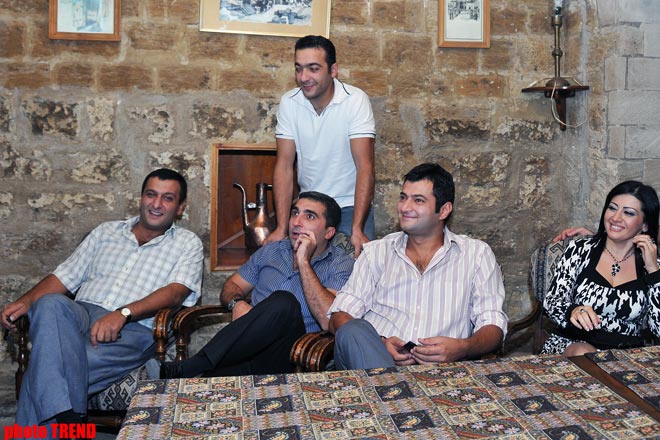 Азербайджанская танцовщица Фатима в поисках современного Мешади Ибада? (видео, фотосессия)