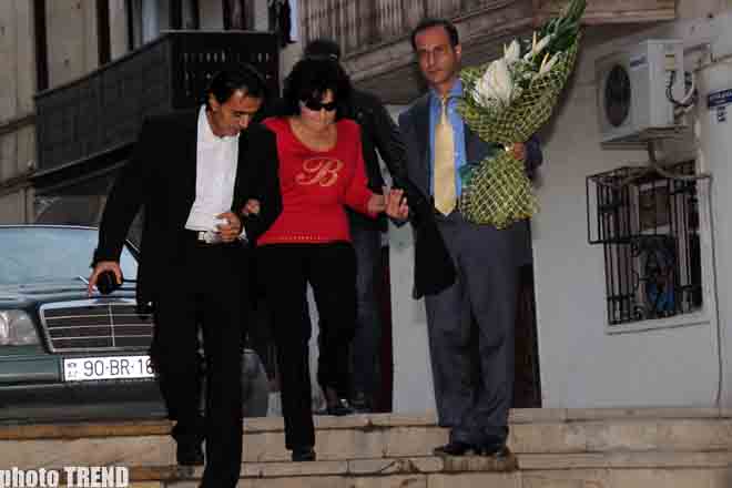 Народная артистка Азербайджана Назпери Досталиева пригласила на ифтар известных деятелей культуры (фотосессия)