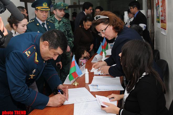 Граждане Азербайджана выбирают президента республики – фотосессия