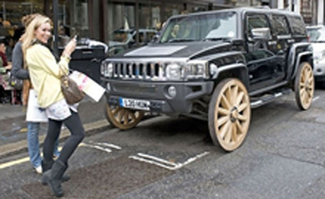 Hummer "обули" в деревянные колеса
